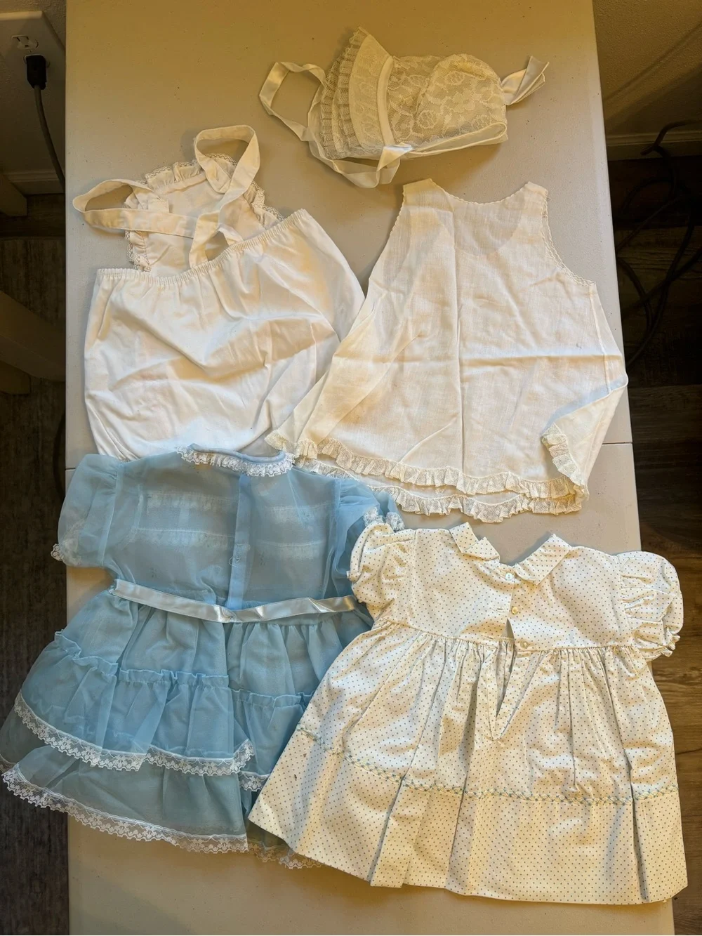 Lot of 5 items. Vintage dresses and bonnet